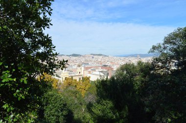 Katalonya Ulusal Müzesi çevresindeki park, Barselona şehrine bakıyor - şehir silueti, şehir mimarisi ve Montjuc dağı