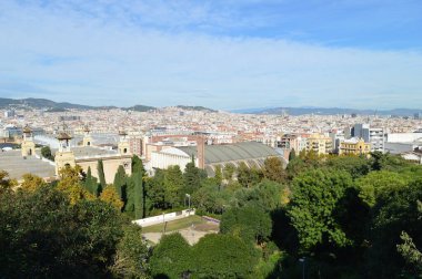 Barcelona şehrinin en iyi manzarası - panoramik fotoğraf - halk parkı ve Montjuic dağı. Katalonya 'nın mimari ve şehir planlaması. İspanyol doğası ve dağları, şehir binaları ve tarihi anıtlar
