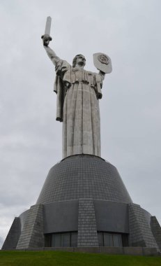 Ukrayna Ana, Kyiv 'de anıtsal bir heykeldir. Dnipro Nehri 'nin sağ üst kıyısında, Ukrayna Ulusal Müzesi' nin topraklarında yer almaktadır.