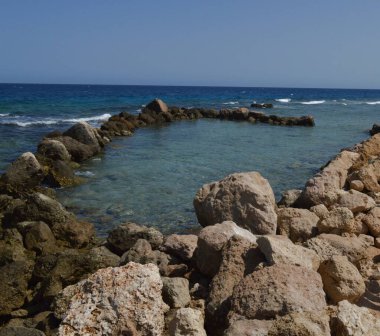 Kızıl Deniz kıyıları, kayalıklar, körfez ve gök mavisi suyu - Mısır tatil beldesi, Hurghada