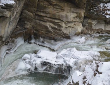 Karpatların karla kaplı kayaları, nehir akıntıları Prut - Yaremche