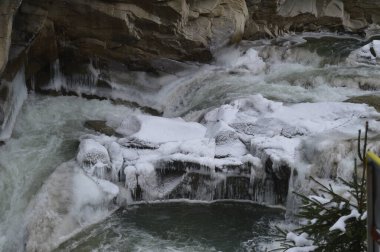 Karpatların kayaları buzla kaplıdır, Prut nehri akıntısı Bukovel.