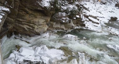 Karpatların karla kaplı kayaları ve Prut Nehri 'nin akıntıları - Bukovel