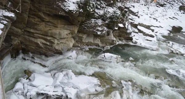 Karpatların karla kaplı kayaları ve Prut Nehri 'nin akıntıları - Bukovel