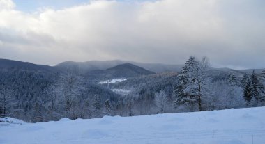 Karpatlar 'ın kar kaplı dağlarının kış manzarası - Bukovel