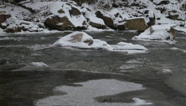 Prut Nehri, Bukovel, Ukrayna 'da kayalar ve akan sular