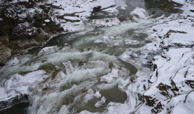 Buzlu Prut Nehri 'ndeki dağlar, Bukovel, Ukrayna