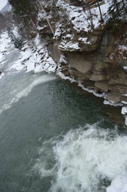 Kayalar ve buzlu dağ nehri, Bukovel, Ukrayna