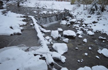 Karla kaplı kış nehri Prut, Bukovel, Ukrayna