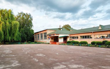Lyceum. Hayır. 2 Brovary şehrinde - avlu ve binanın ön cephesi