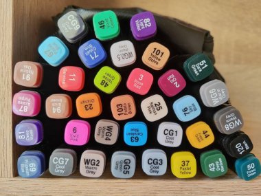 Farklı renkte işaretler.