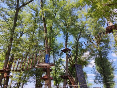 Çocukların ipi ağaçlara park edilir.