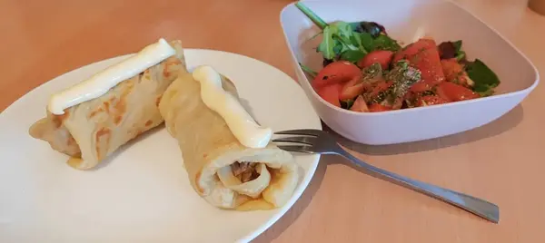 Etli gözleme ve sebze salatası. 