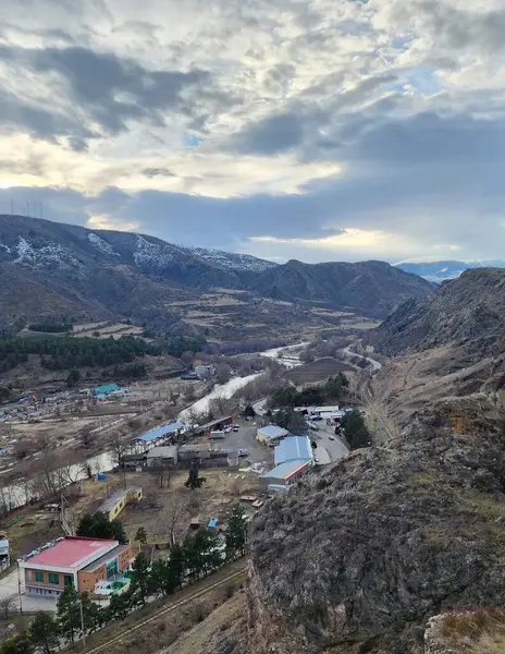 Gürcistan 'da engebeli tepelerle çevrili bir vadi içine kurulmuş bir dağ köyü.