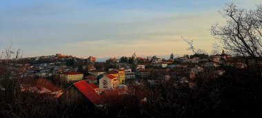 Kakheti, Gürcistan, Alazani vadisi ve Kafkasya dağlarındaki Sighnaghi panoramik manzarası