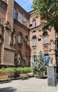 Şehir halkının evi ve büstü Zubalov-Tiflis, Gürcistan 'a ithaf edilmiştir.