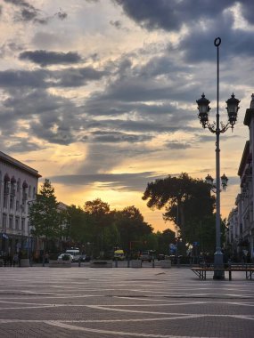 Rustavi, Georgia - Gün batımında Central Square