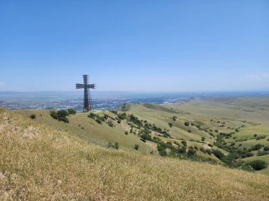 Georgia, Rustavi 'ye tepeden bakan Yagluja Dağı' nda Cross.