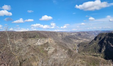 Gürcistan 'daki Kafkasya dağları ve kanyonu