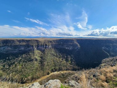 Gürcistan 'daki Kafkasya dağları ve kanyonu