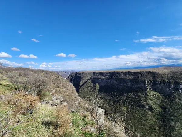 Gürcistan 'daki Kafkasya dağları ve kanyonu