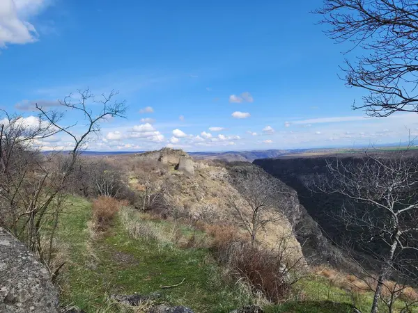 Gürcistan 'daki Kafkasya dağları ve kanyonu