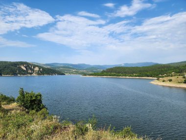 Gürcistan 'daki dağların arka planında vadisi ve nehri olan bir dağ nehri.