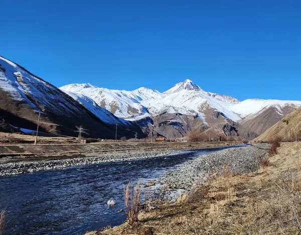 Georgia 'daki dağların arkasındaki dağ nehri.