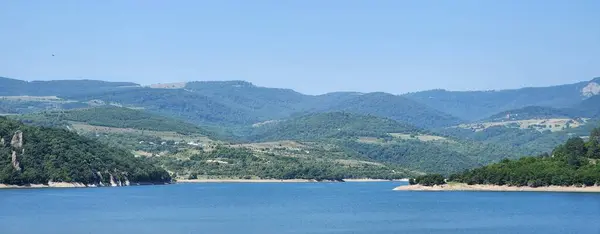 Georgia 'daki dağların arkasındaki dağ nehri.