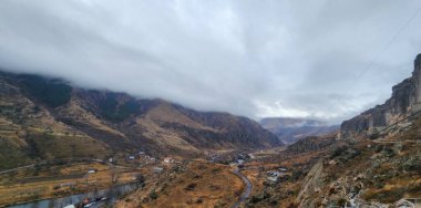 Kazbegi (Stepantsminda) Gürcistan 'ın Kazbek Dağı eteklerinde