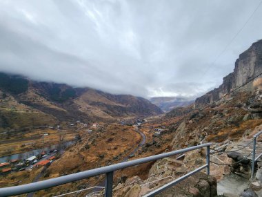 Kazbegi (Stepantsminda) Gürcistan 'ın Kazbek Dağı eteklerinde