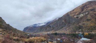 Kazbegi (Stepantsminda) Gürcistan 'ın Kazbek Dağı eteklerinde