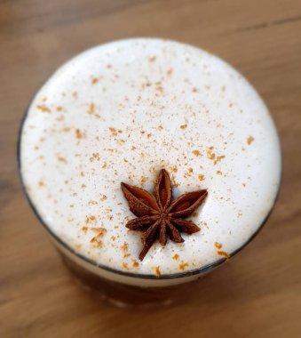 Köpüklü anason kaplı kahve içeceği.