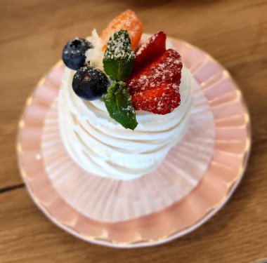 Kremalı tatlı ve taze meyveli krema.