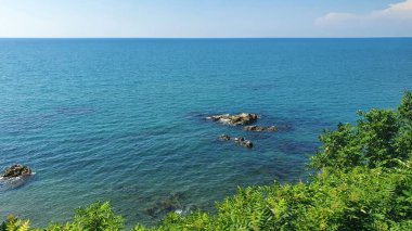Kıyı manzaralı kayalar ve yeşillikler, Karadeniz, Gürcistan