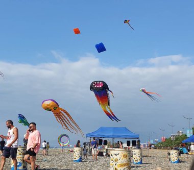 Uçurtmalarla Batum plajı etkinliği
