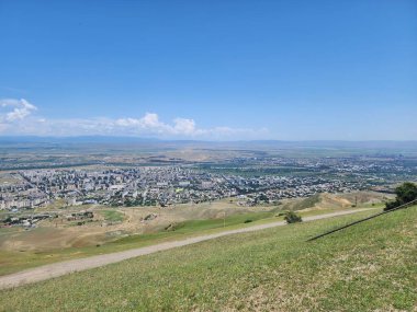 Rustavi 'li Panorama - Gürcistan' ın otlak bir yamacı.