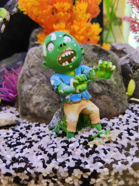 Zombilerle renkli akvaryum dekorasyonu