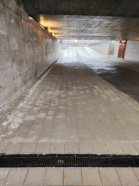 Döşeme döşeli beton altgeçit