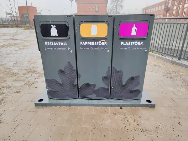 Sıralama için renk kodlu geri dönüşüm kutuları