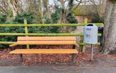 Ahşap park bankı ve çöp kutusu