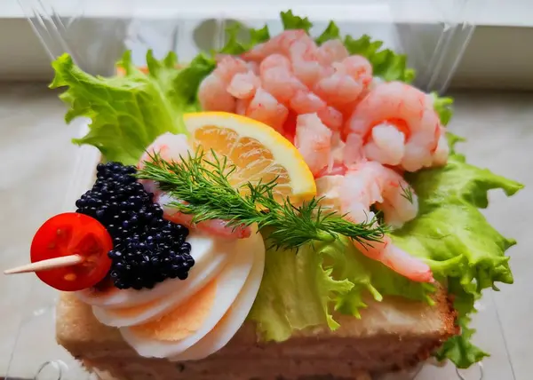 İsveç sandviçi ve karides ve diğer malzemeler - tost Skagen