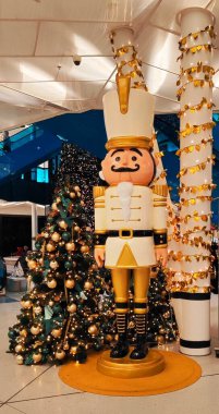 Yılbaşı Fındıkkıran heykeli Noel ağacının önünde duruyor.