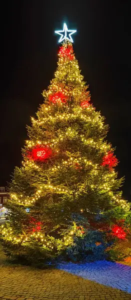 Aydınlatılmış Noel Ağacı Şenlikli ışıklar ve sarı-mavi bayrak