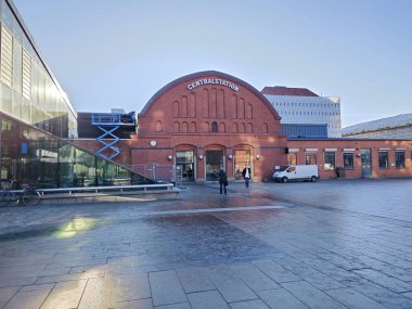 Tarihi tuğla istasyonu ve modern kontrast- Malm tren istasyonu