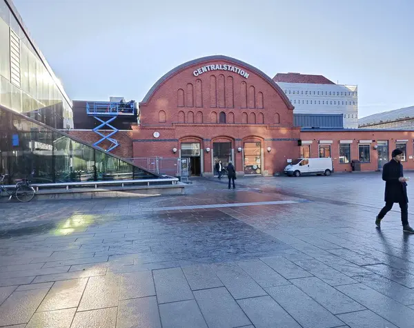 Tarihi tuğla istasyonu ve modern kontrast- Malm tren istasyonu