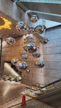 Şehir tasarımında modern sanat küreleri - Noel ve Yeni Yıl için dekore edilmiş metro istasyonu