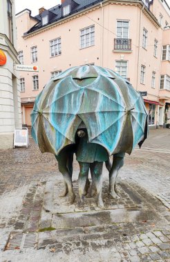 Trelleborg 'da şemsiyeli bronz sanat heykeli