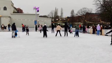 Buz pateni pistindeki kış maceraları - Folkets Park