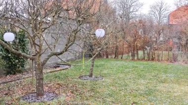 Banliyö bahçesine ilk kar yağışı